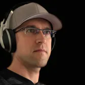 Porträt von Michael Walter mit Brille, Kappe und Kopfhörern